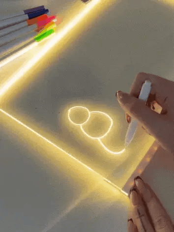 Tableta LED Magica 30x20 cm + 7 Markere colorate + Laveta de sters